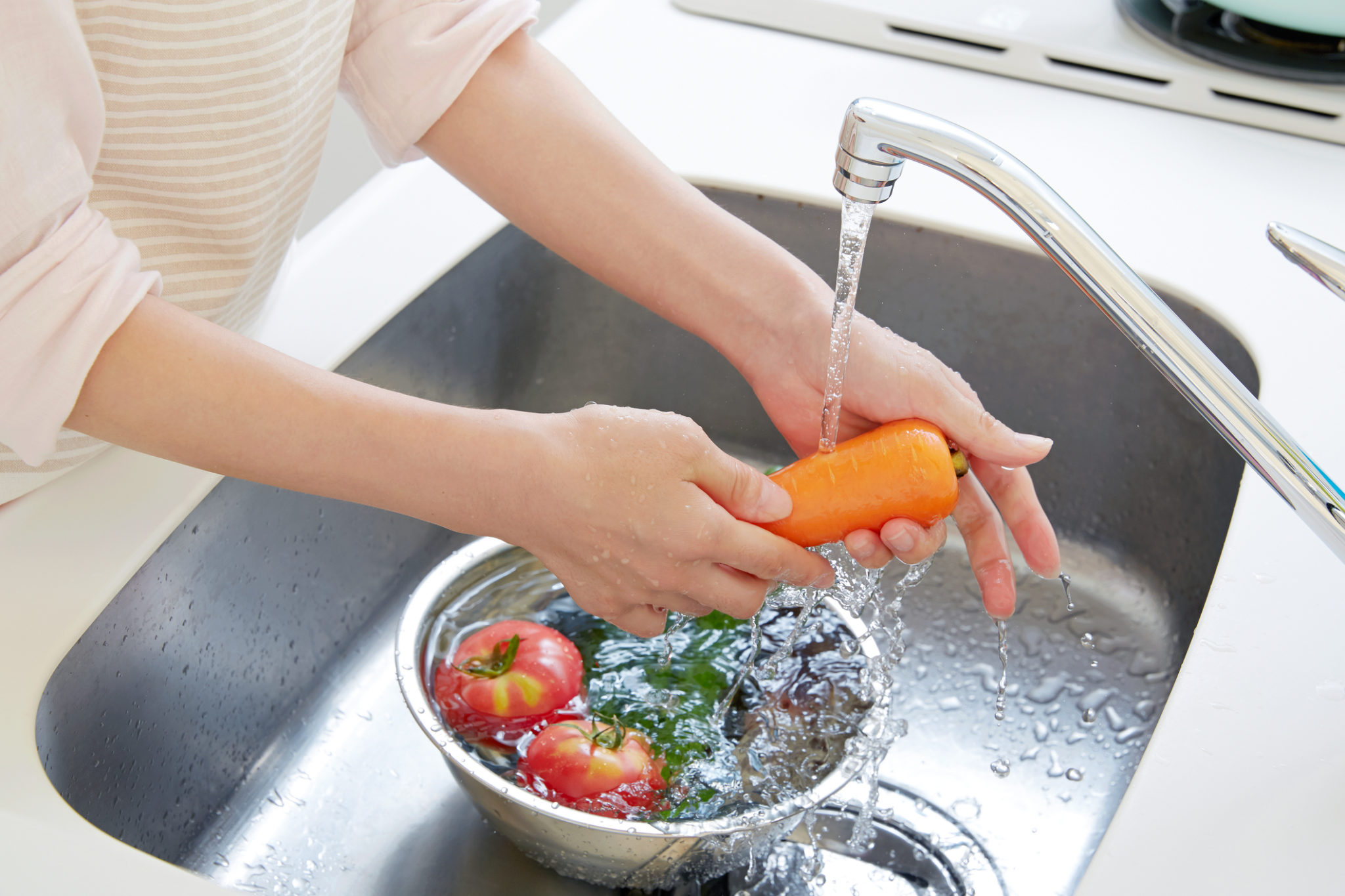 Помыть без воды как. Мытье овощей. Мытье фруктов. Мойка овощей. Помыть овощи.